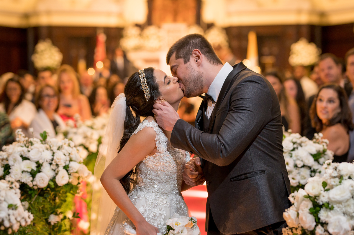 Beijo dos noivos saída da igreja