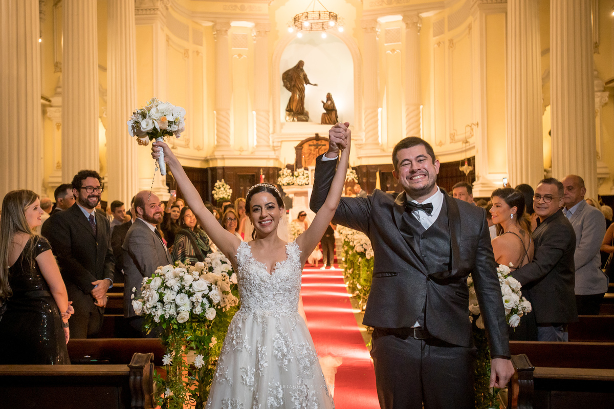 Saída dos noivos comemoram