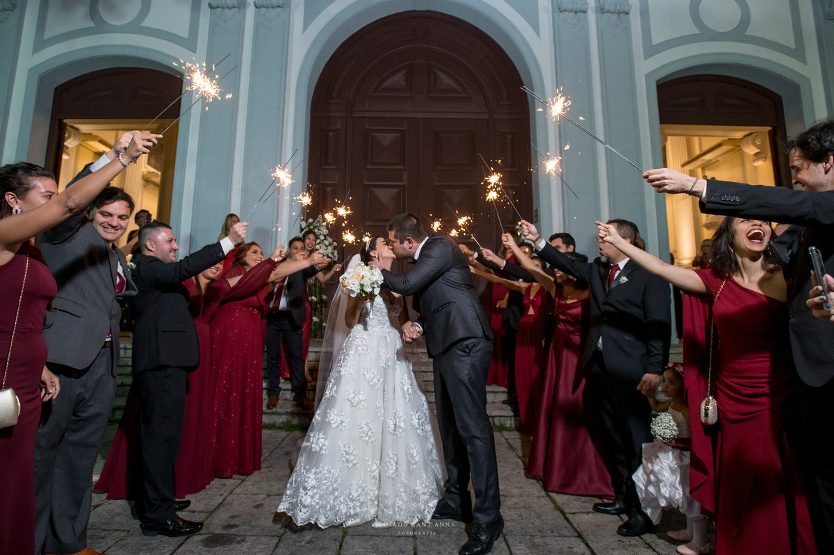 Saída dos noivos com sparkles na porta da igreja