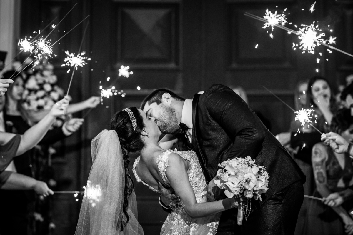 Saída dos noivos com sparkles na porta da igreja preto e branco