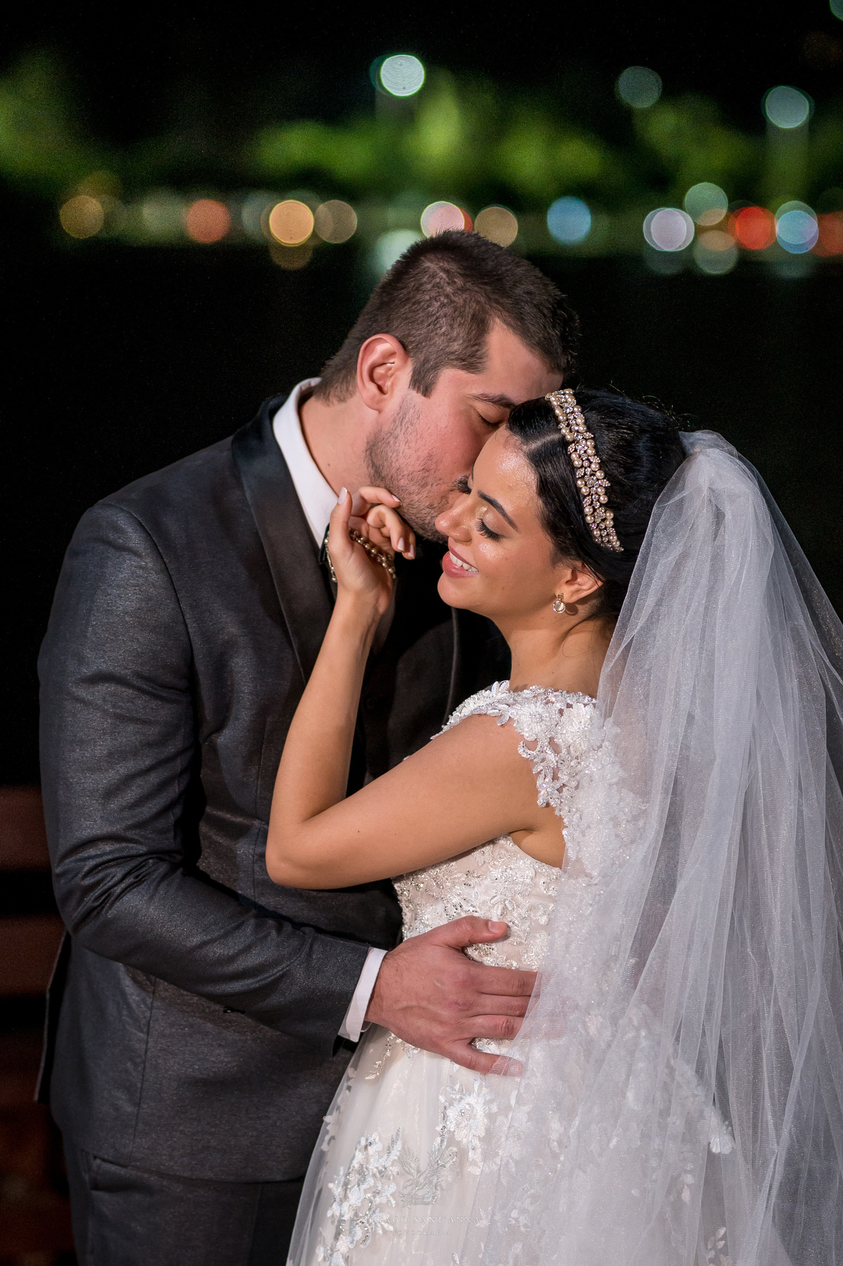 Noivos em deck da lagoa Rodrigo de Freitas pós cerimônia