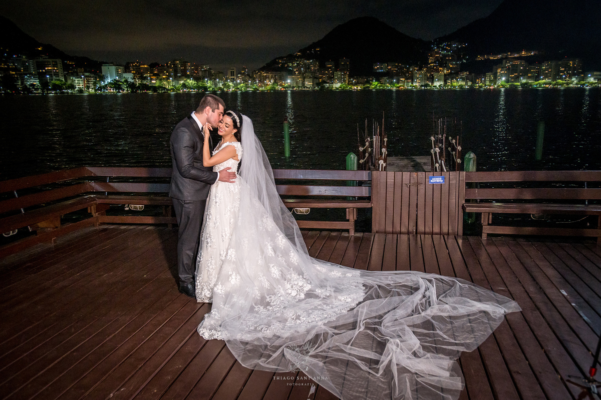 Noivos em deck da lagoa Rodrigo de Freitas pós cerimônia