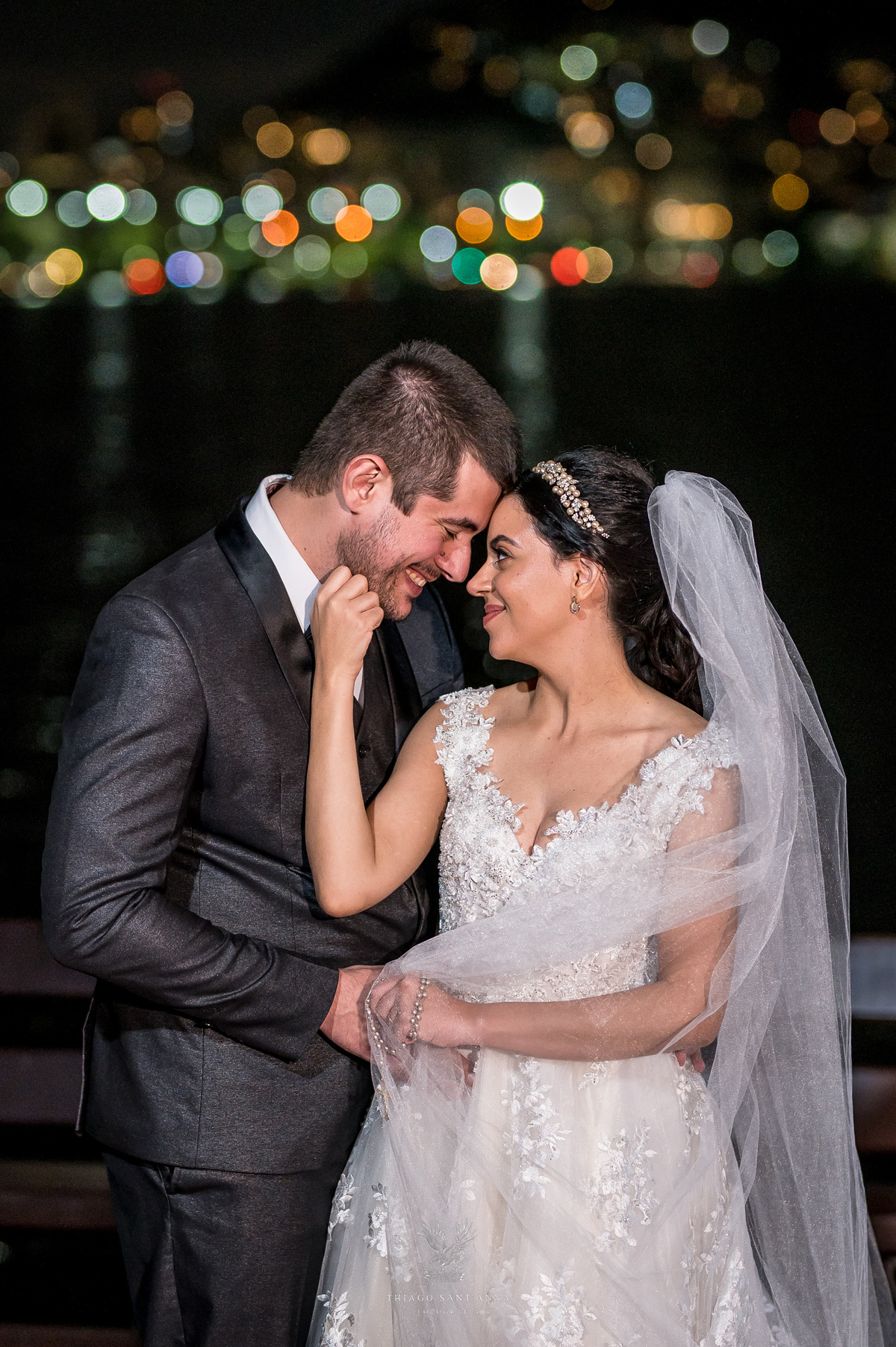 Noivos em deck da lagoa Rodrigo de Freitas pós cerimônia