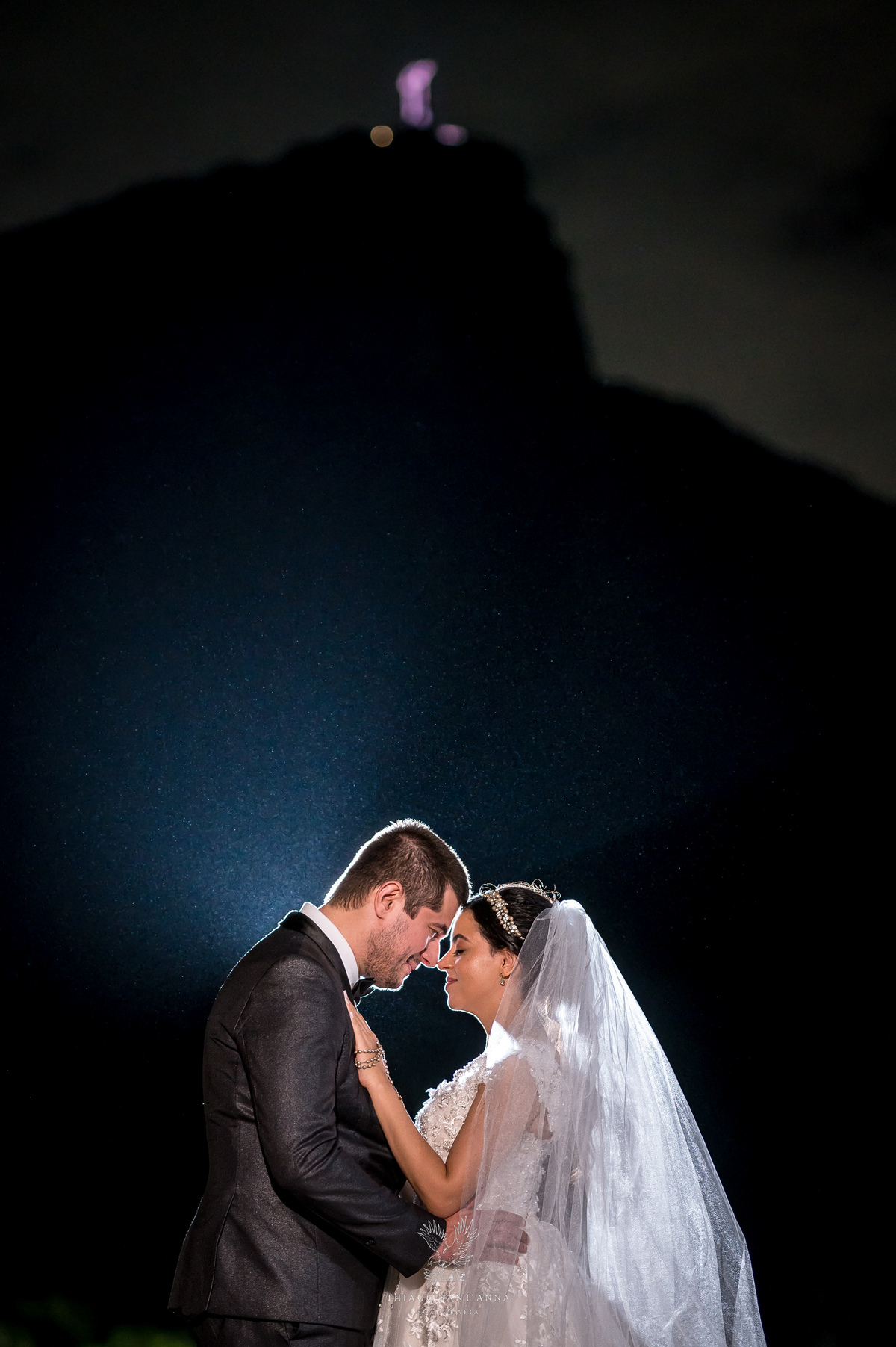Noivos em deck da lagoa Rodrigo de Freitas pós cerimônia
