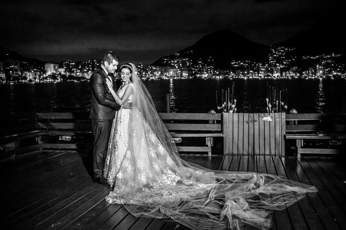 Noivos em deck da lagoa Rodrigo de Freitas pós cerimônia