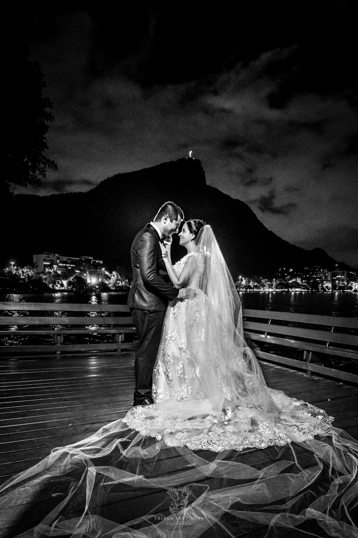 Noivos em deck da lagoa Rodrigo de Freitas pós cerimônia