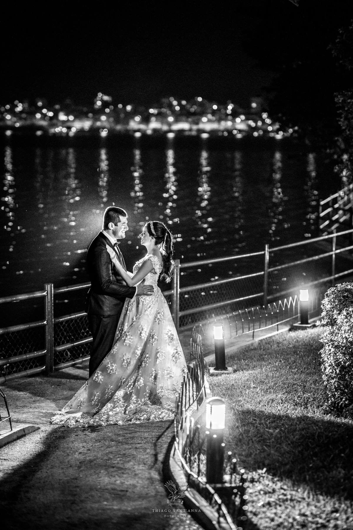 Noivos em deck da lagoa Rodrigo de Freitas pós cerimônia