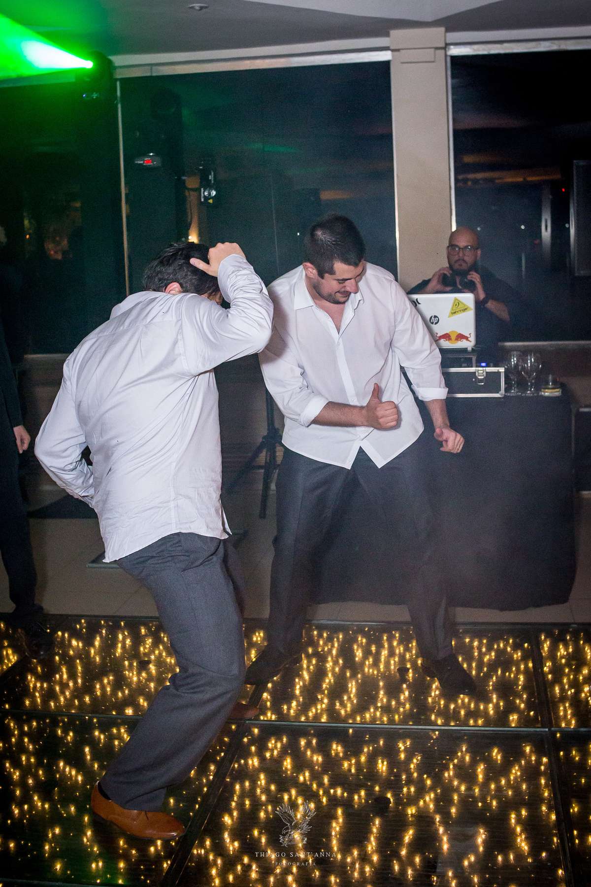 Noivos dançam na pista com madrinhas padrinhos e convidados