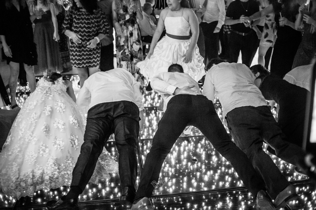 Noivos dançam na pista com madrinhas padrinhos e convidados