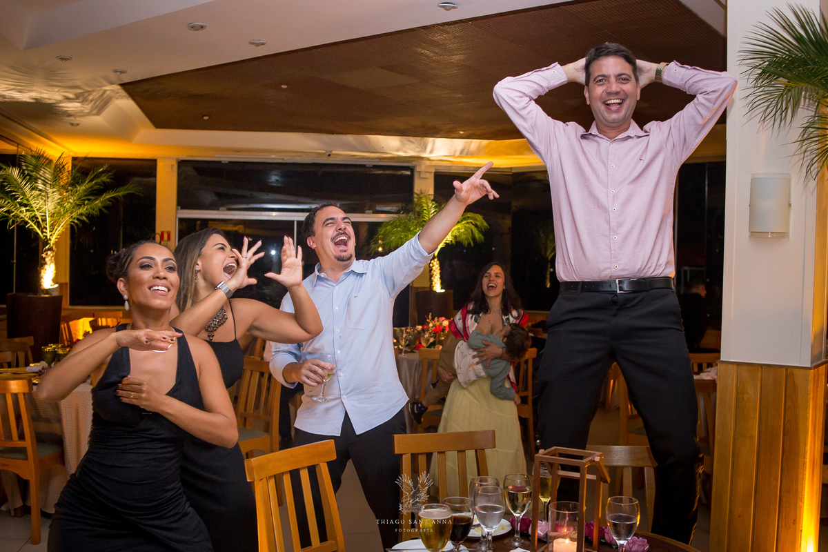 Noivos dançam na pista com madrinhas padrinhos e convidados
