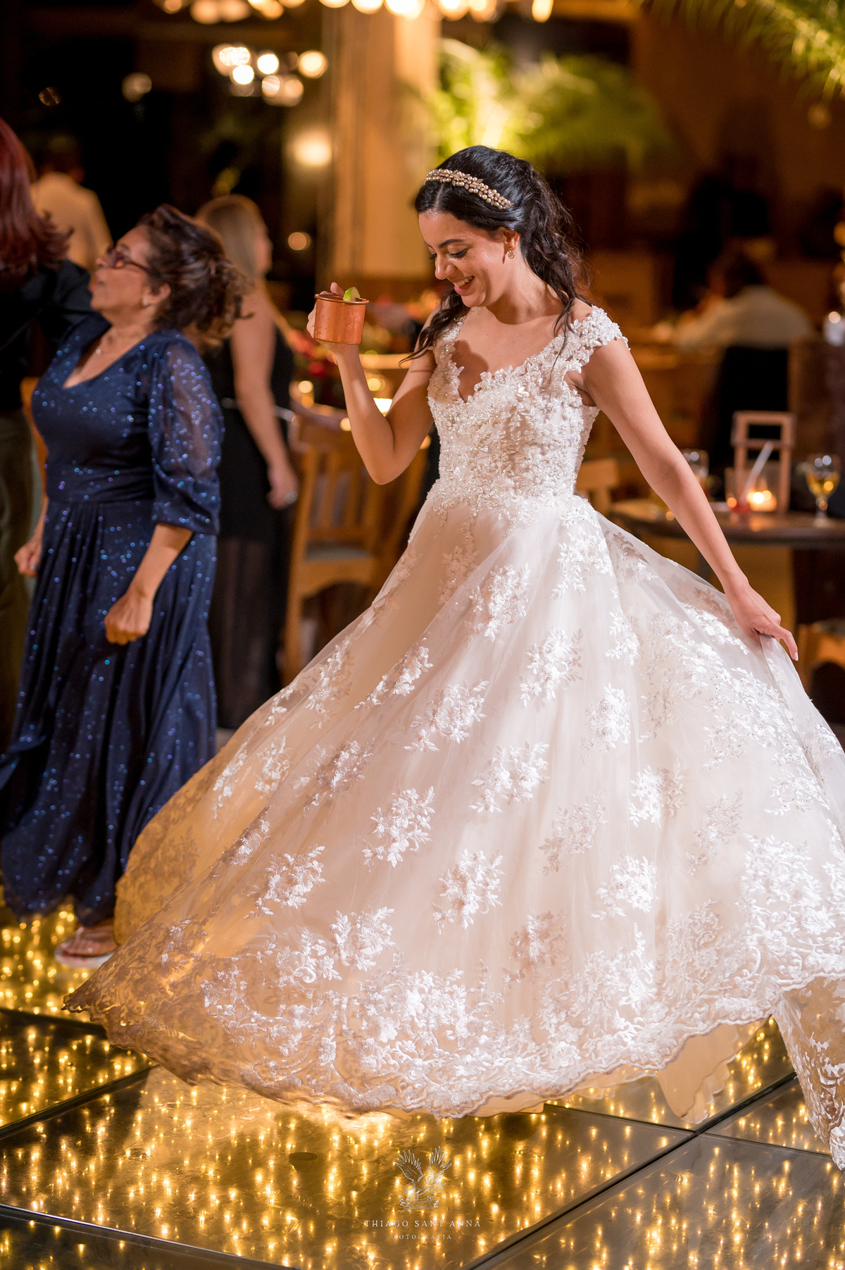 Noivos dançam na pista com madrinhas padrinhos e convidados