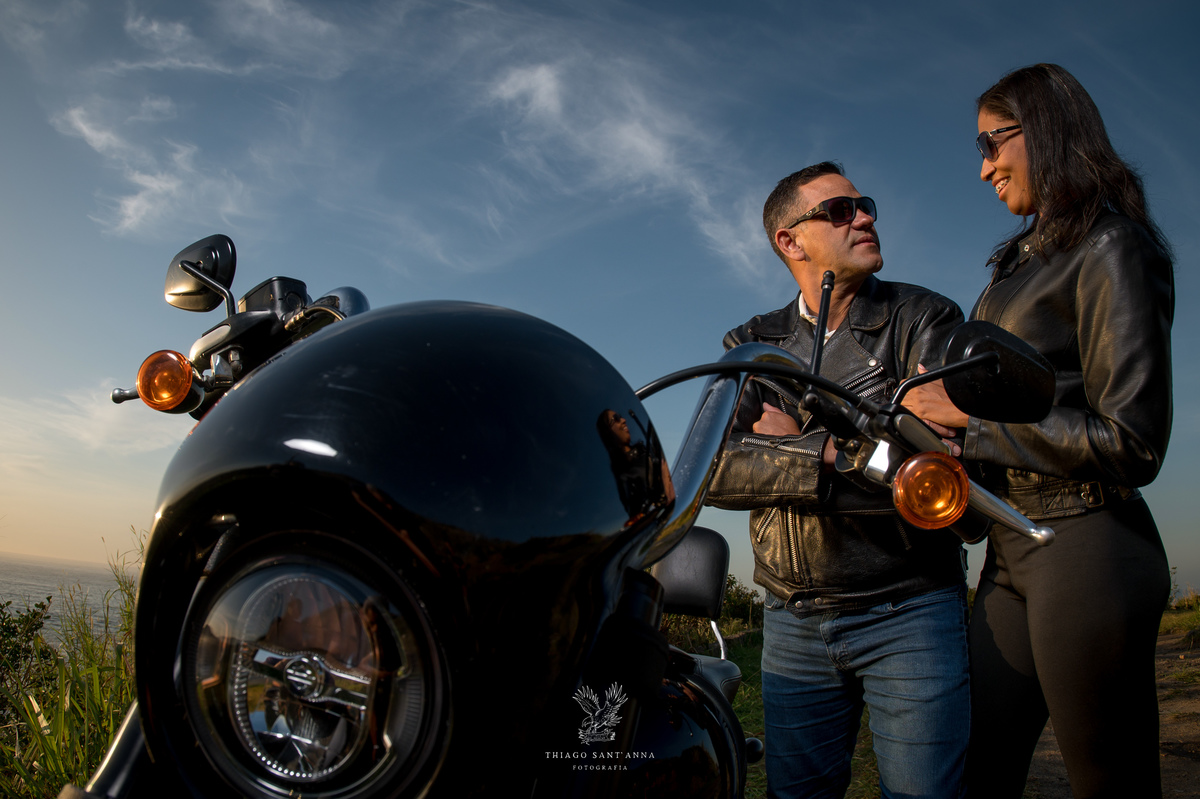 Ensaio pré wedding com motocicleta nascer do sol paisagem praia