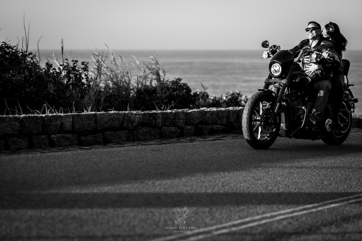 Ensaio pré wedding com motocicleta nascer do sol paisagem praia preto e branco
