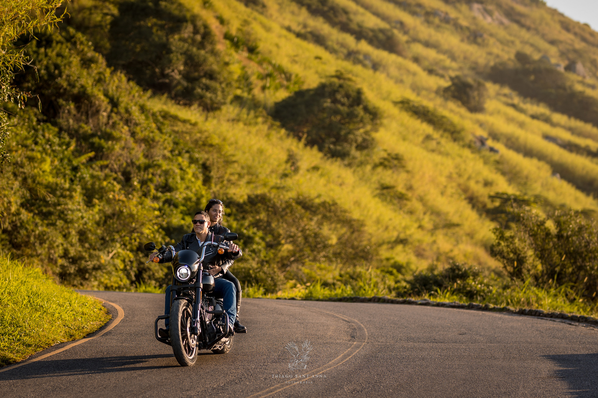 Ensaio pré wedding com motocicleta nascer do sol paisagem praia