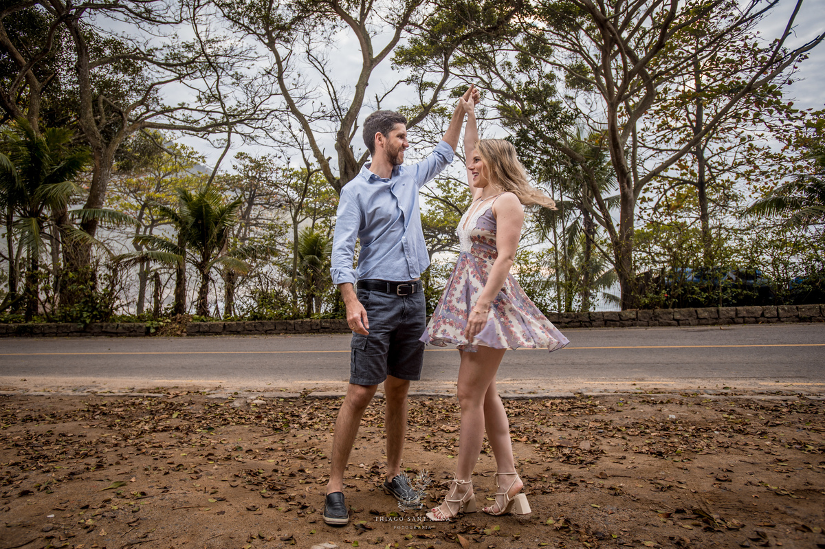 Ensaio pré wedding noivos dançam ambiente externo paisagem estrada com vegetação 