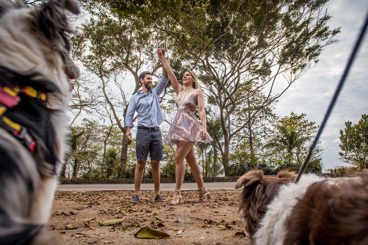Ensaio pré wedding com pets ambiente externo paisagem estrada com vegetação 