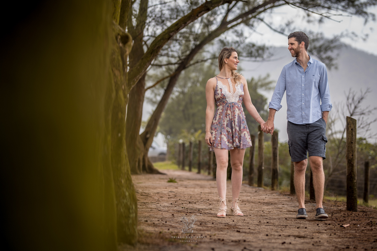 Ensaio pré wedding ambiente externo paisagem caminho com vegetação 