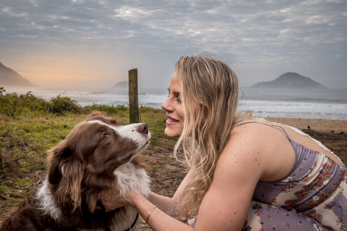 Ensaio pré wedding com pets ambiente externo paisagem praia vegetação 