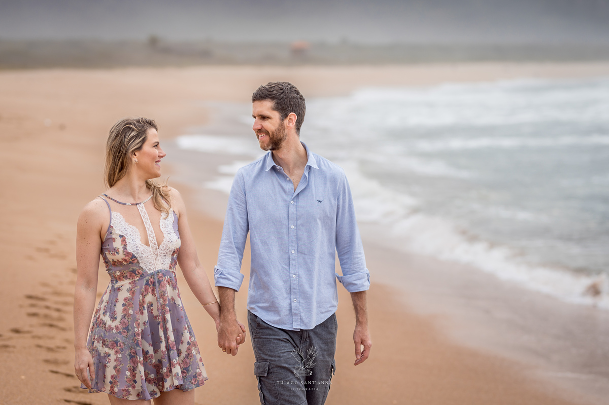 Ensaio pré wedding com pets ambiente externo paisagem praia 