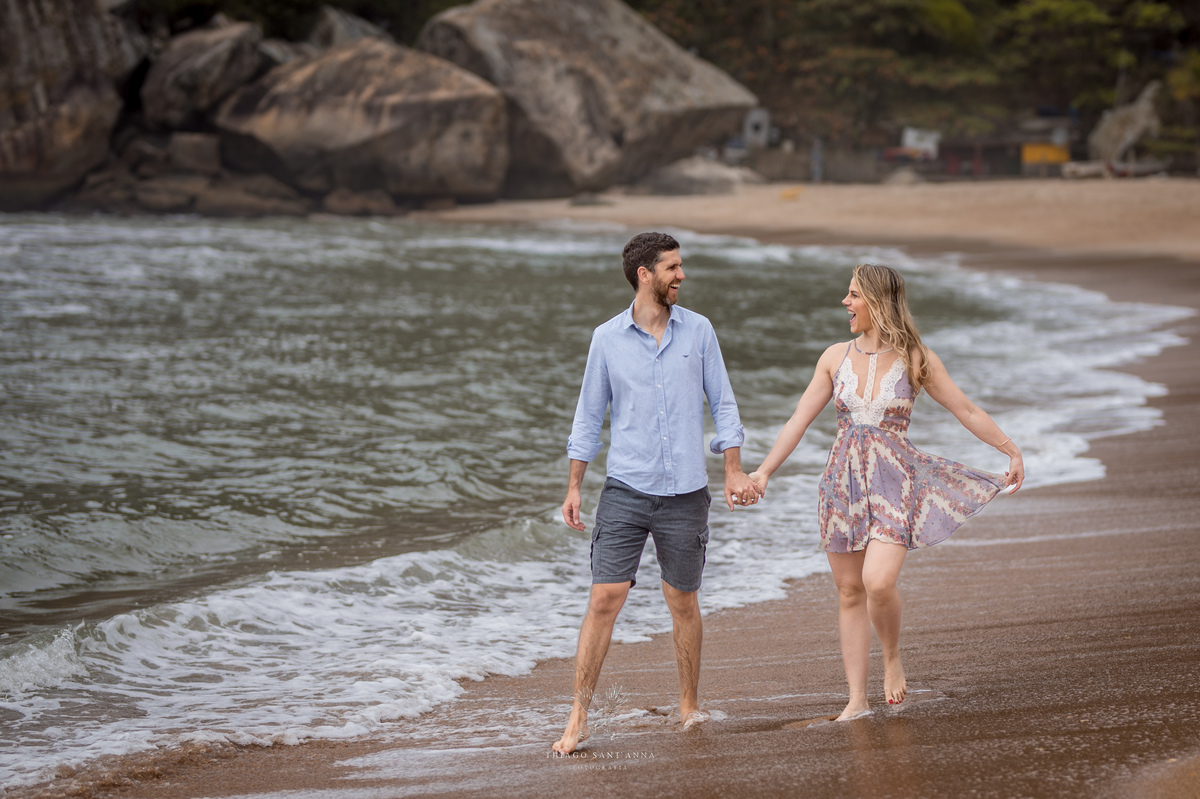 Ensaio pré wedding com pets ambiente externo paisagem praia 