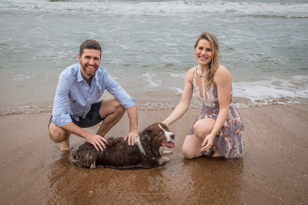 Ensaio pré wedding com pets ambiente externo paisagem praia 
