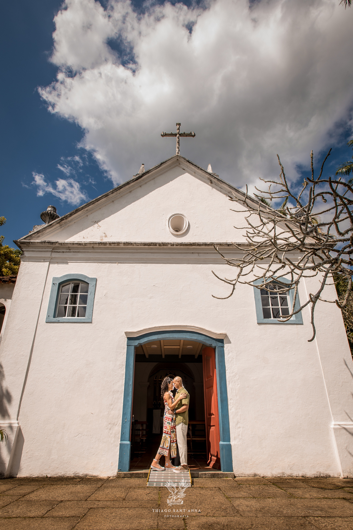 Ensaio pré wedding ambiente externo paisagem capela branca e azul