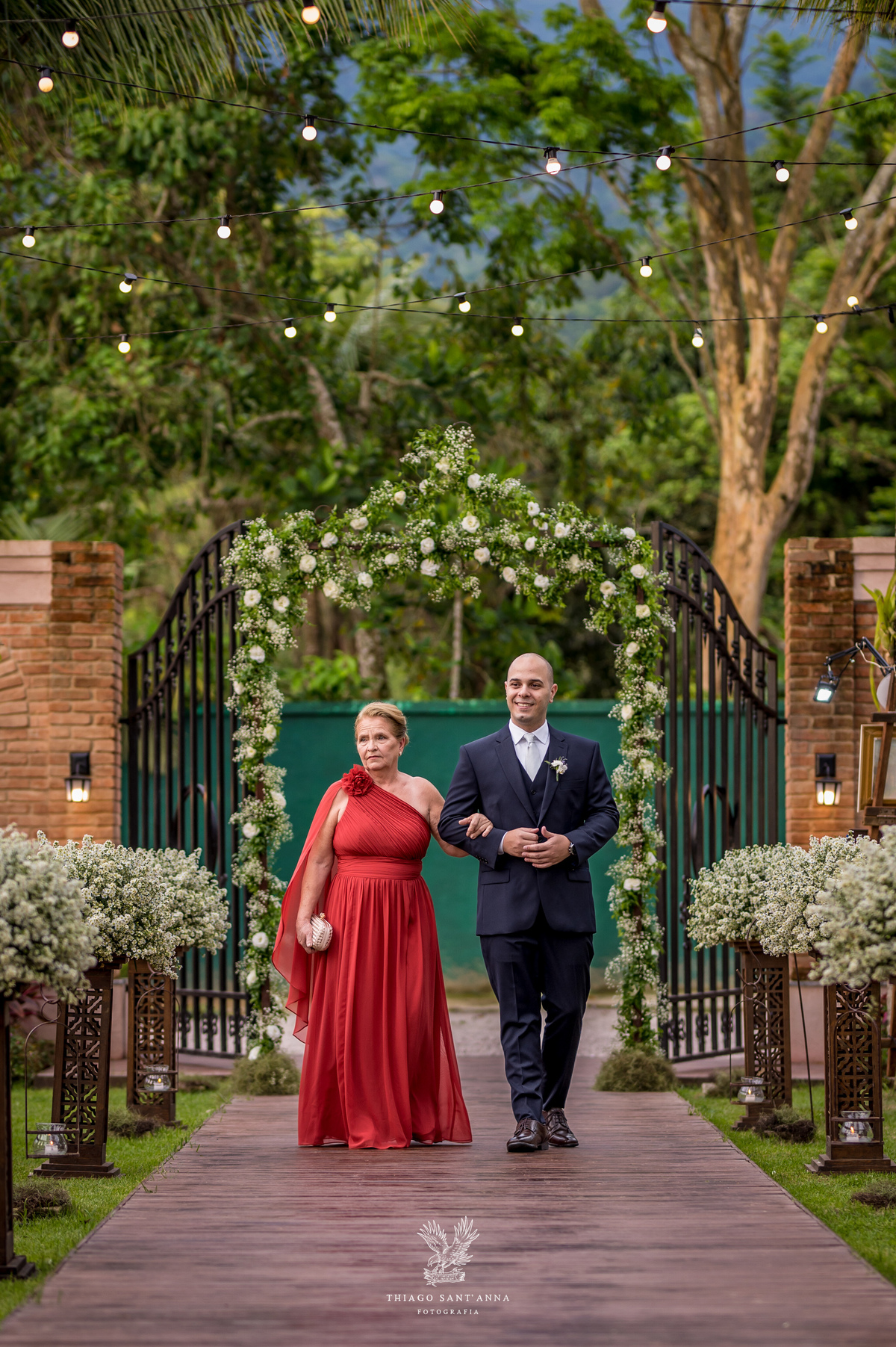 Entrada do noivo na cerimônia de casamento.