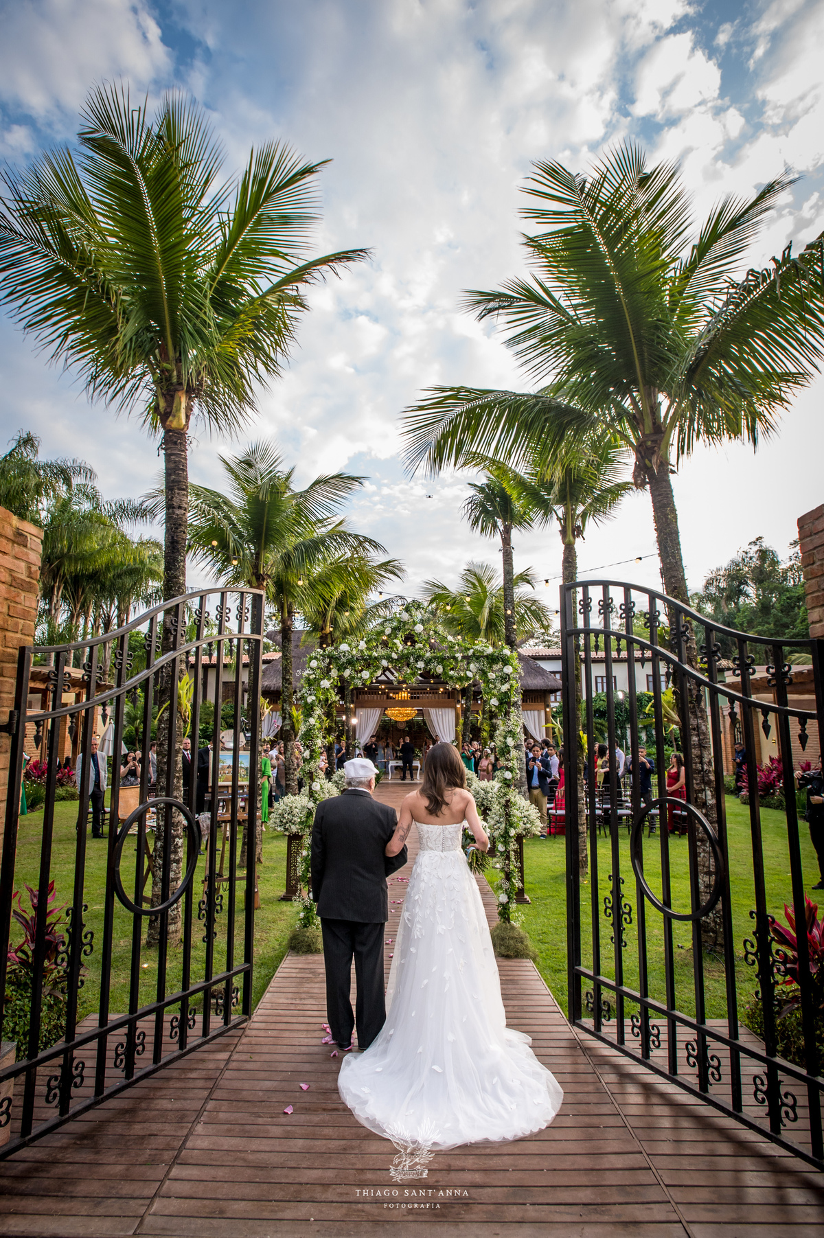 Entrada da noiva na cerimônia de casamento.