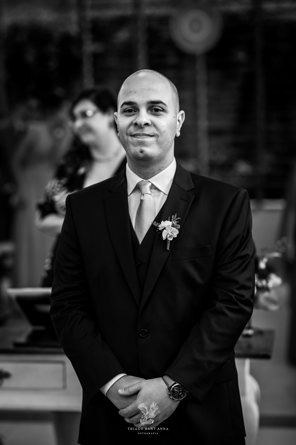 Noivo esperando a entrada da noiva na cerimônia de casamento.