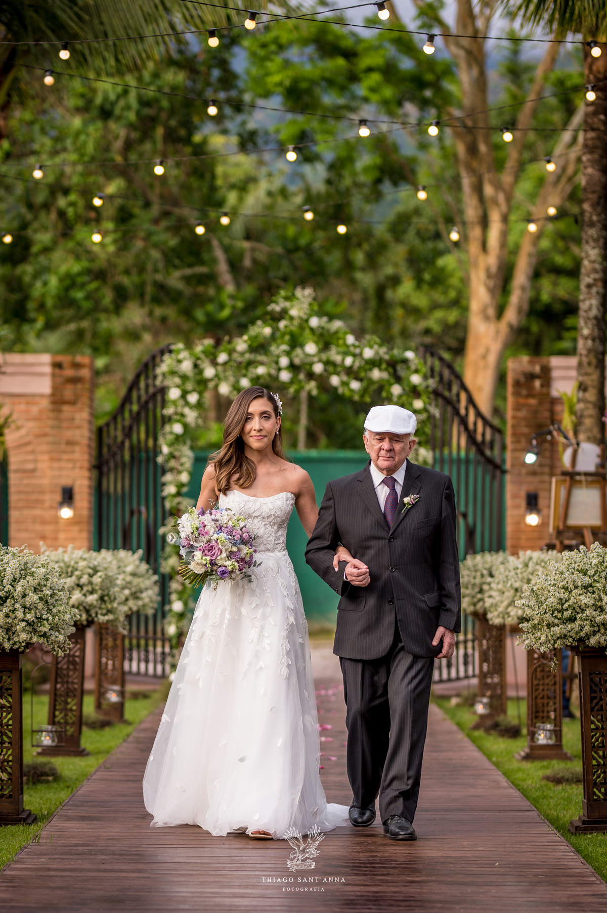 Entrada da noiva na cerimônia de casamento.