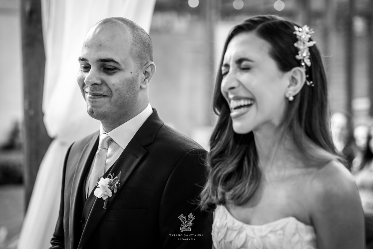 Noivos na cerimônia de casamento.