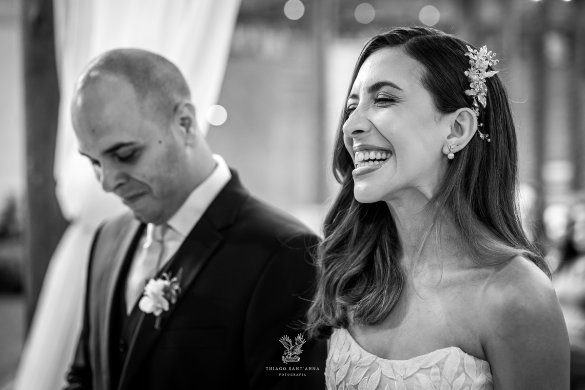 Noivos na cerimônia de casamento.