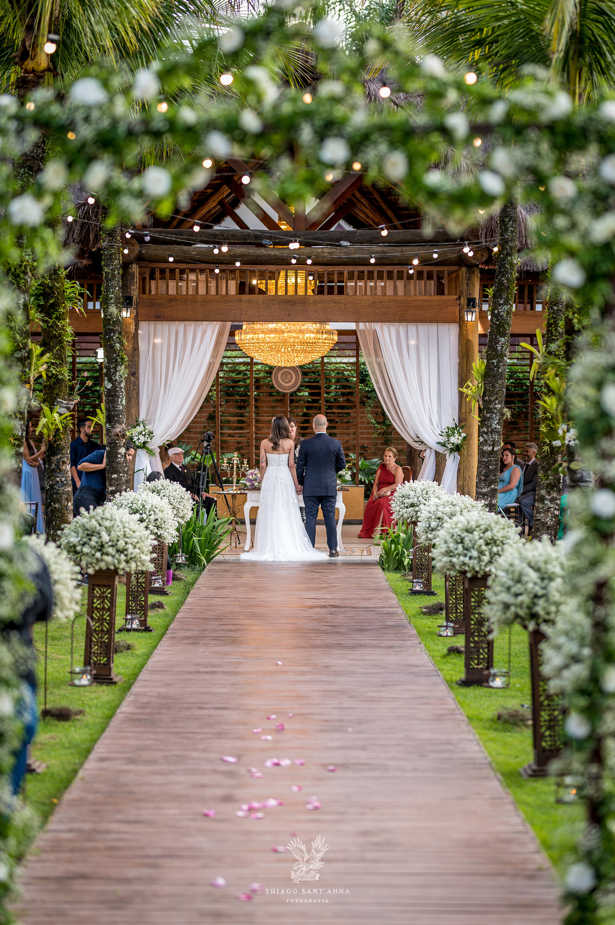 Noivos na cerimônia de casamento.