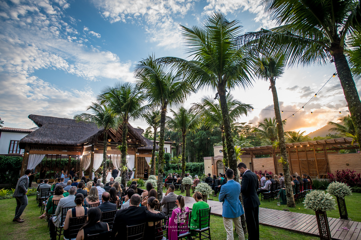 Família na cerimônia de casamento de dia.