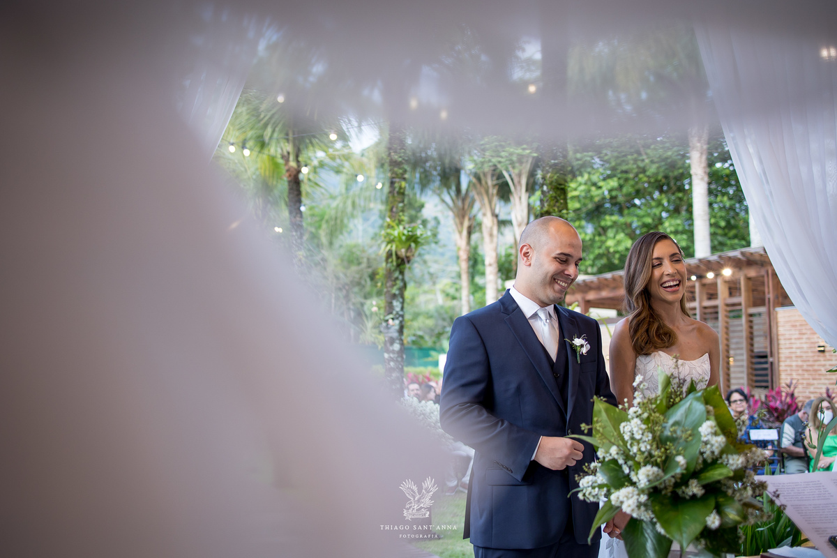 Noivos na cerimônia de casamento.