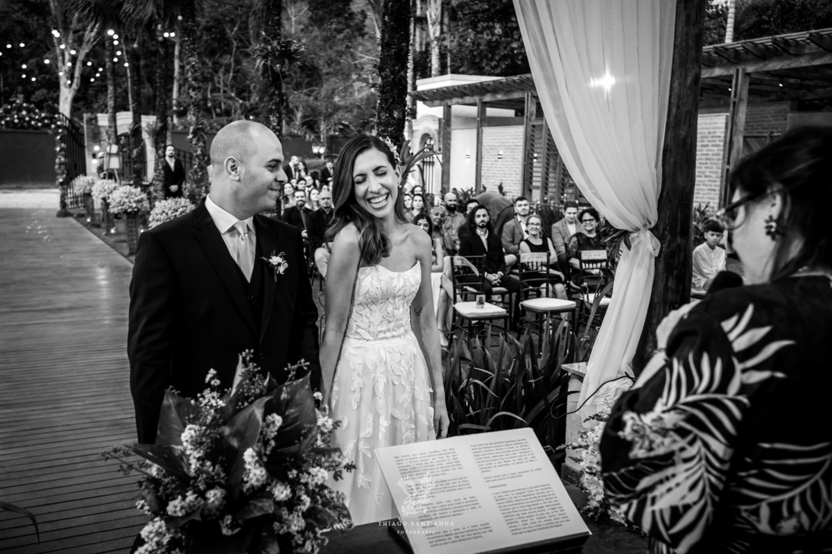 Noivos na cerimônia de casamento.