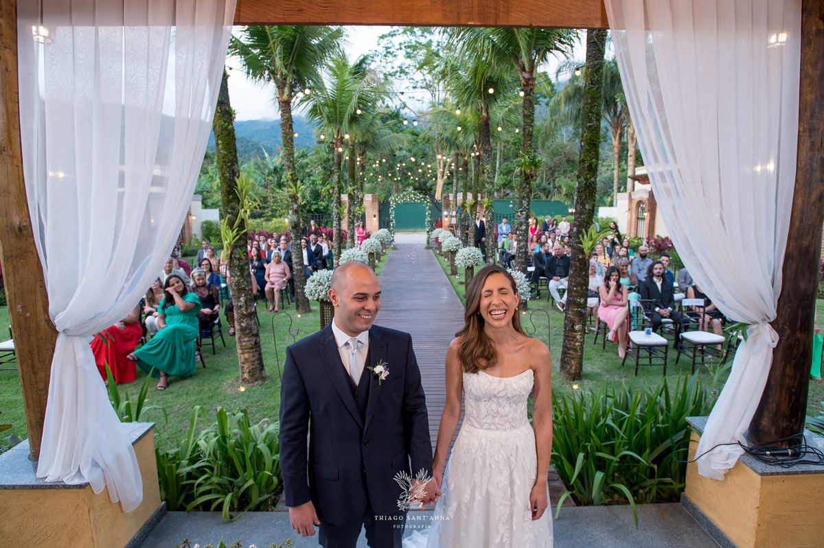 Noivos na cerimônia de casamento.