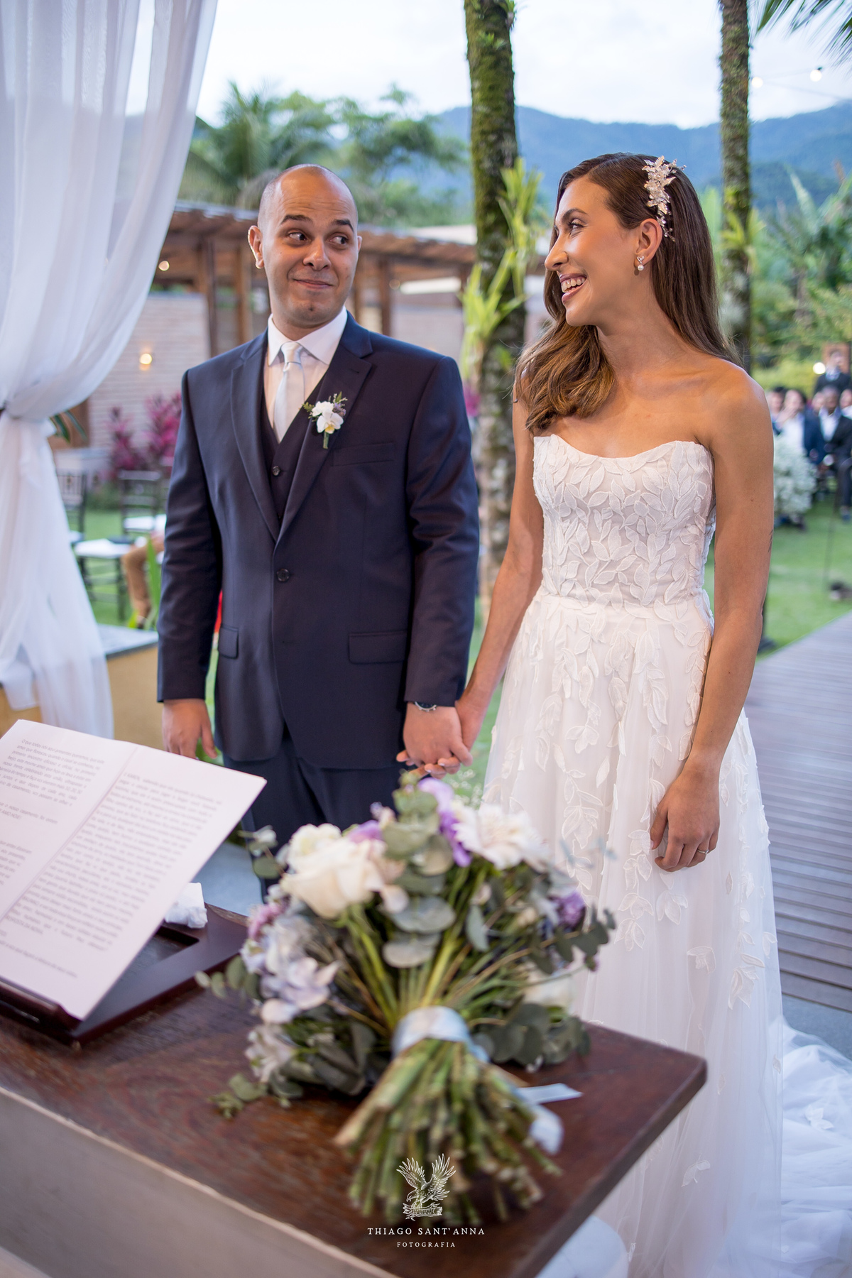 Noivos na cerimônia de casamento.