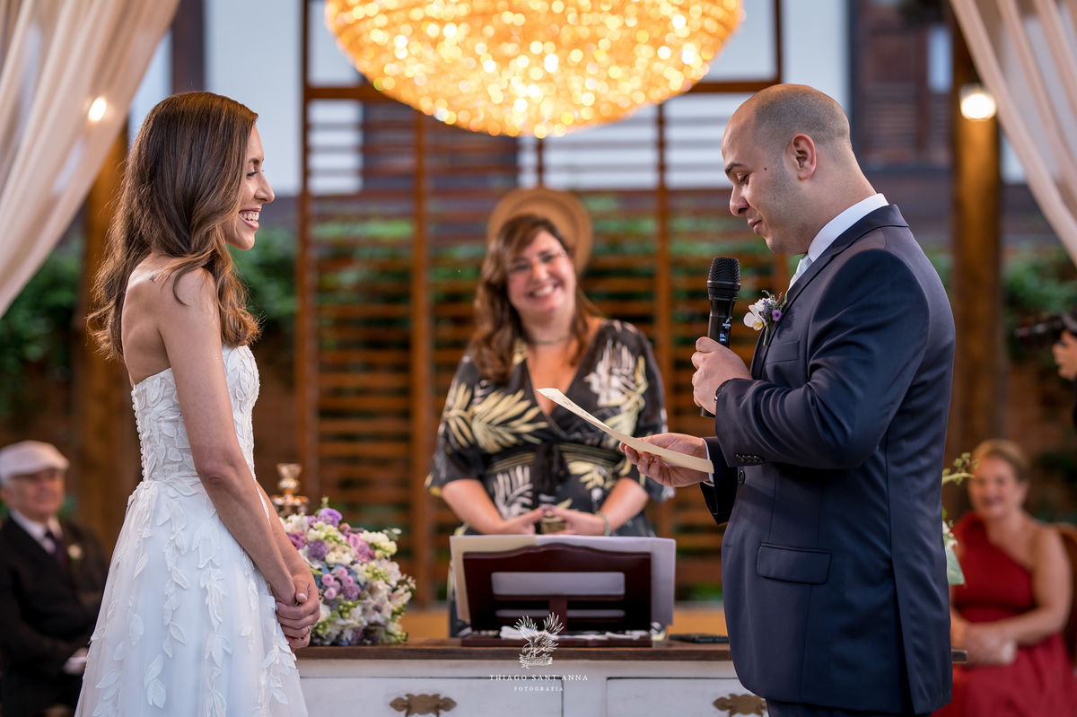 Troca de votos dos noivos na cerimônia de casamento.