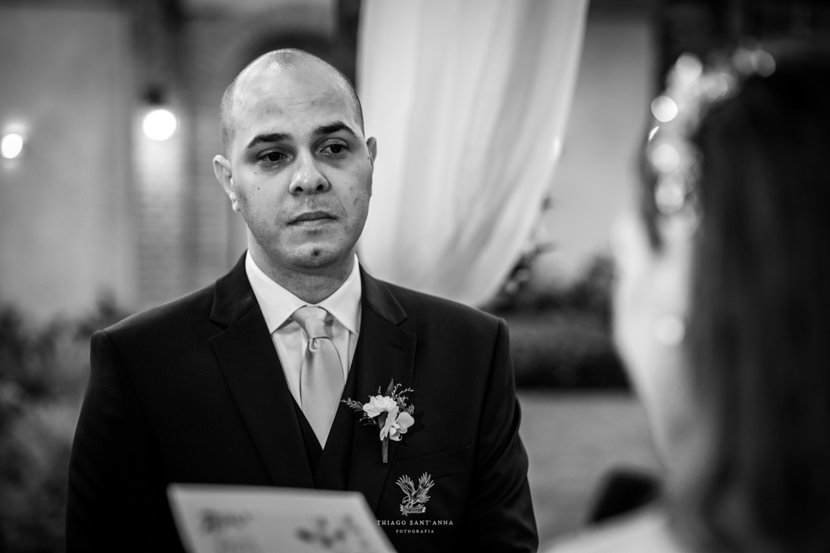 Troca de votos dos noivos na cerimônia de casamento.