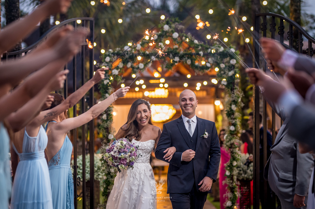 Saída dos noivos da cerimônia de casamento.