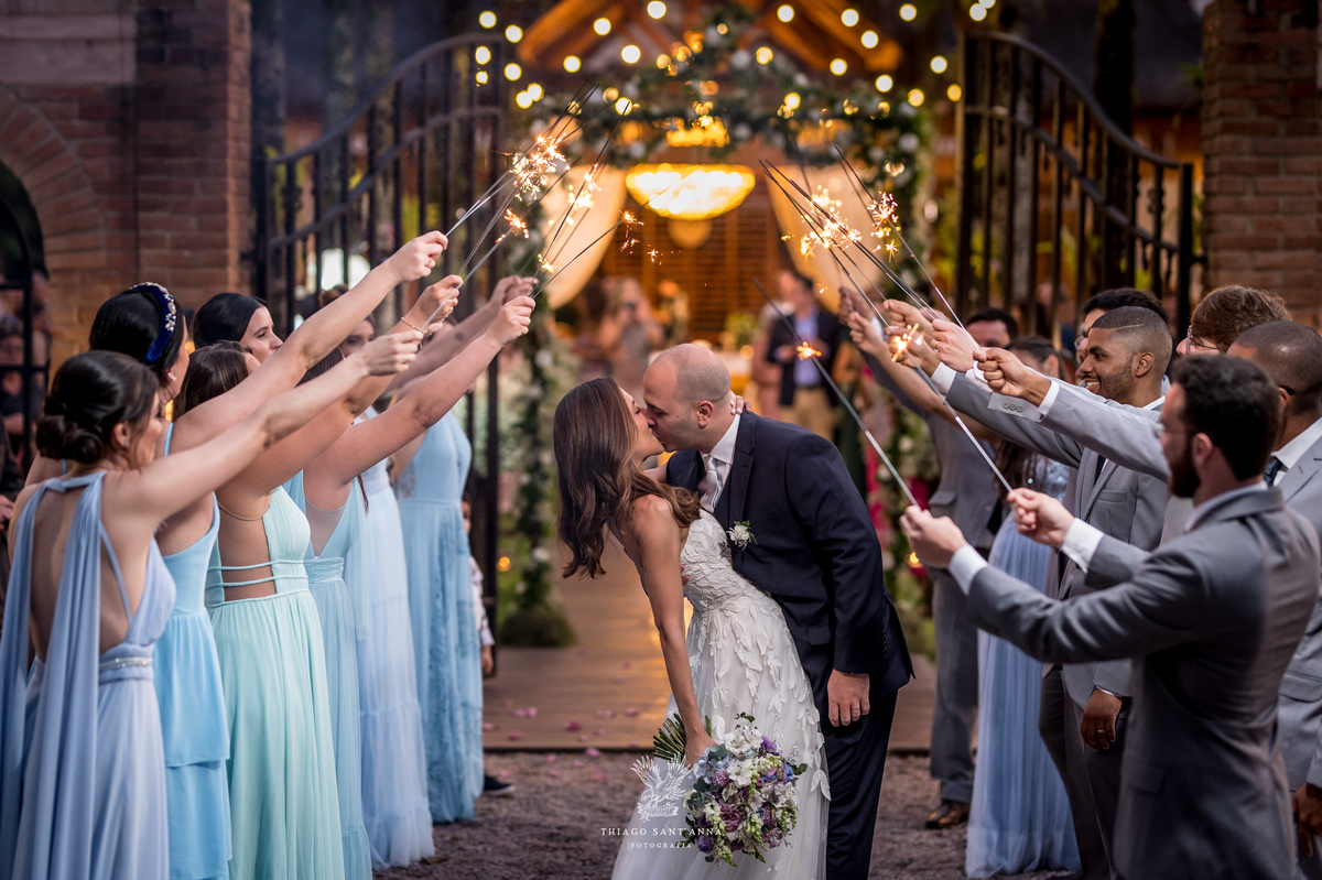 Beijo dos noivos com as madrinhas e padrinhos ideia de foto.