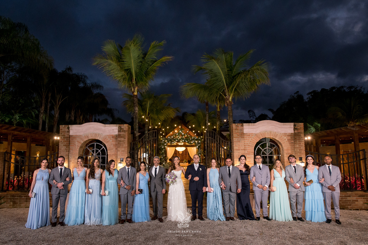 Noivos, padrinhos e madrinhas.