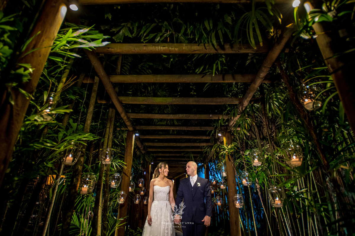 Entrada dos noivos na festa de casamento.