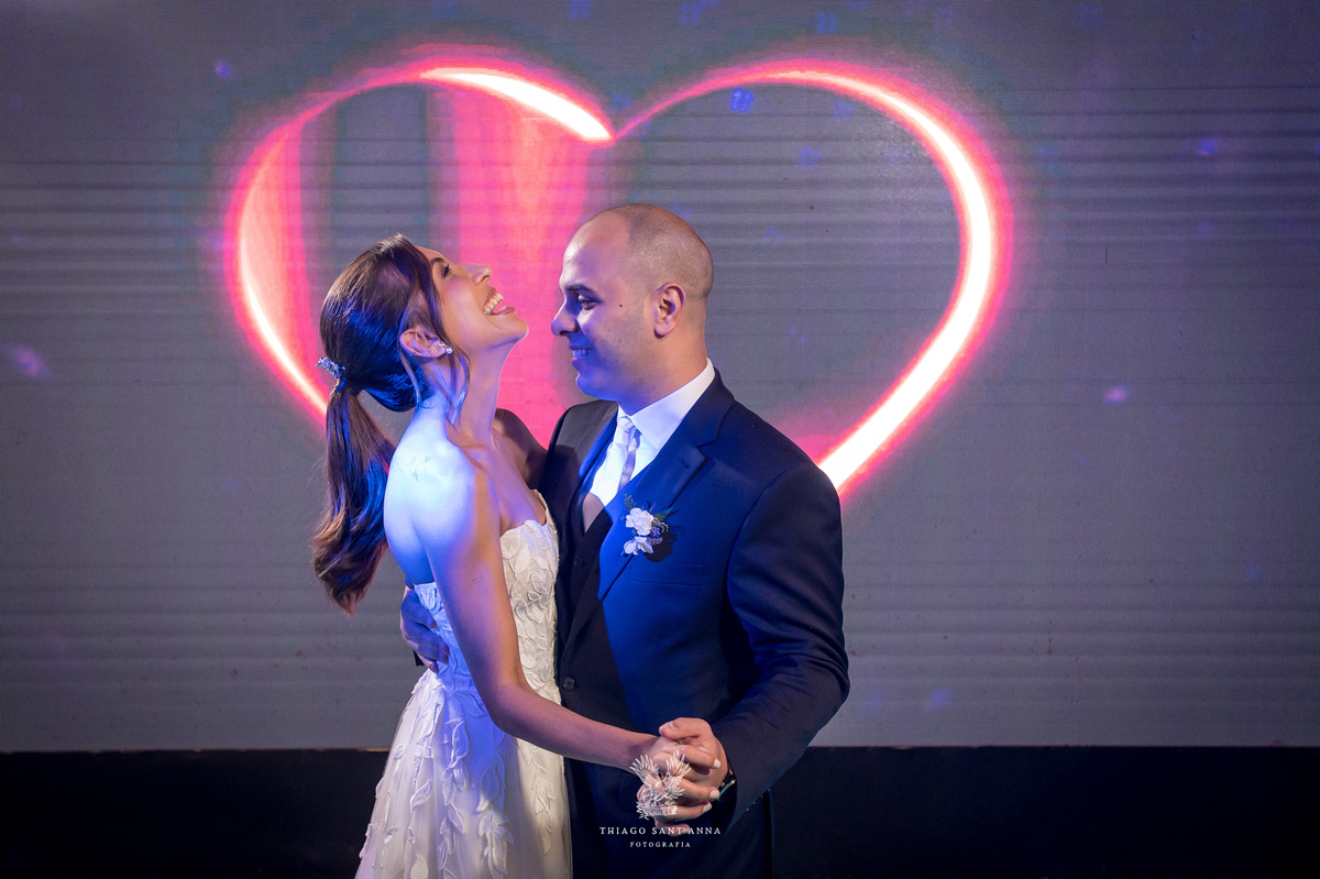 Noivos na abertura da pista de dança.