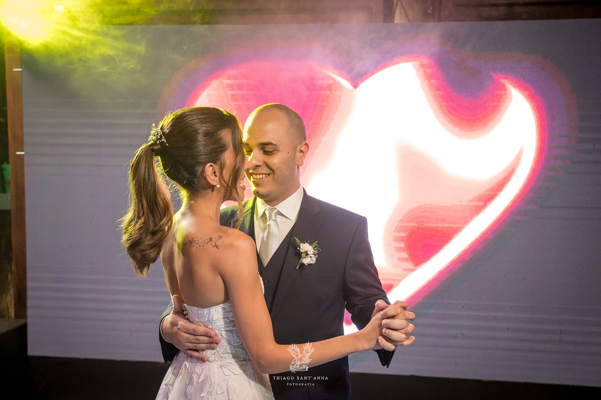 Noivos dançando no casamento.