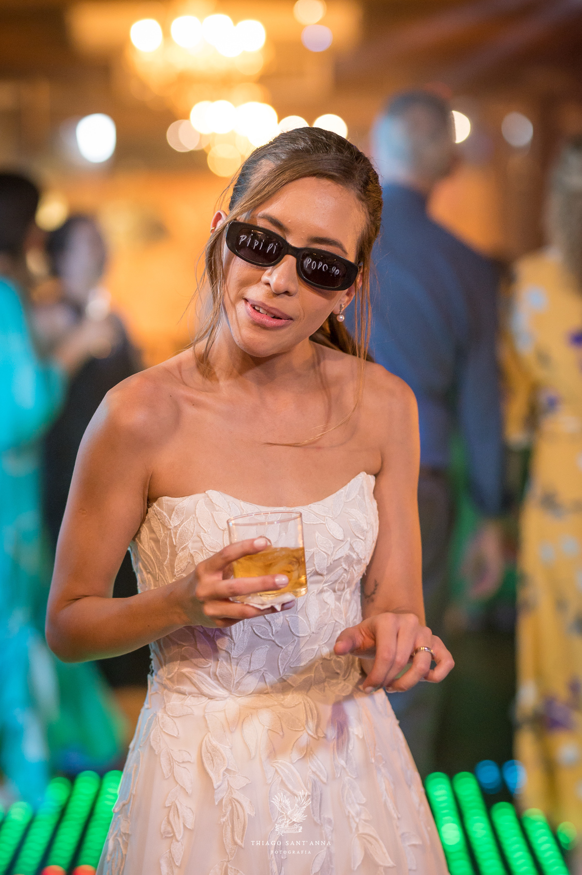 Noiva de óculos escuros.