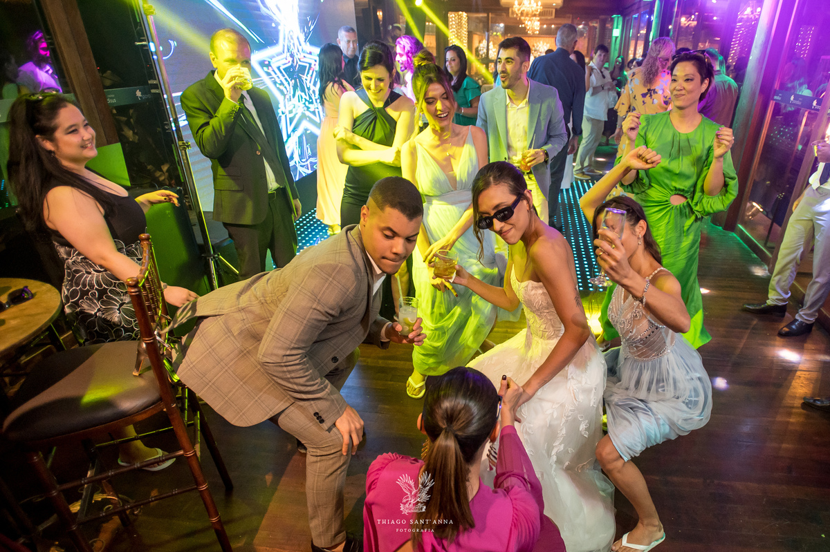 Noiva e convidados na pista de dança.