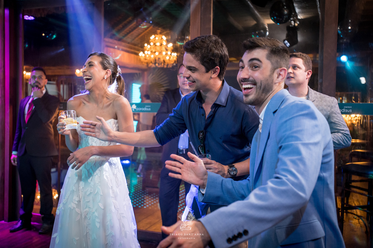 Noiva e convidados na pista de dança.