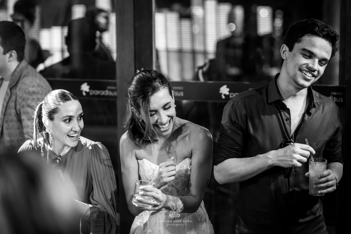 Noiva e convidados na pista de dança.